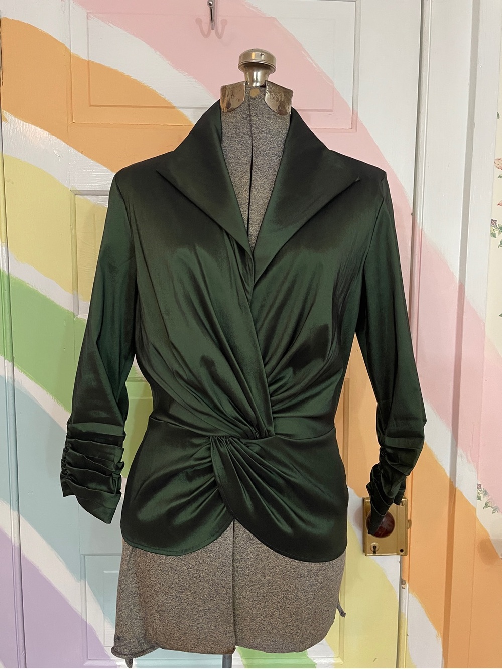 Tadashi Shoji Green Twist Ruched Structured Elegant Blouse Sz 12 💚🎀